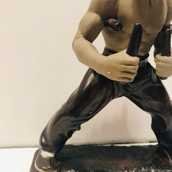 Vintage Shiwan Ceramic Statue Of Bruce Lee With Nunchucks, Hand Painted - Picture 3 of 12